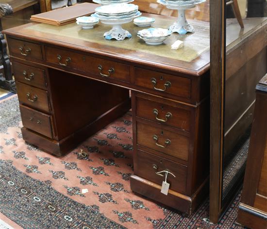 An Edwardian mahogany pedestal desk W.122cm